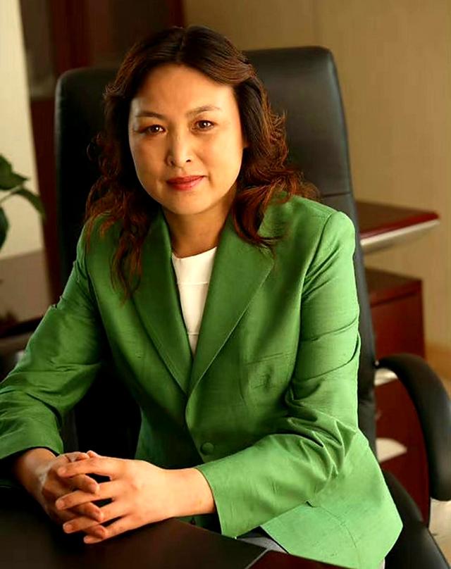 郑钦文逆转萨卡里终结连败，心态蜕变守住草地首胜