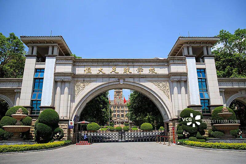 拉菲尼亚：2024年我已决定离开巴萨，弗利克一通电话改变了一切